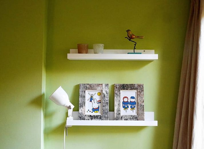 Ontspan in de serene tuin van Huisje in Harfsen, een vakantiehuis in de groene Achterhoek, Gelderland, omringd door natuur.