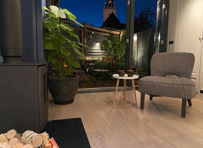 Cozy garden of vacation home DG1292 in Doesburg, Achterhoek, with terrace and green surroundings.