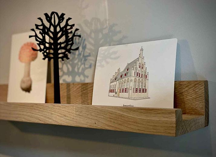 Decorative elements in vacation home DG1292 in Doesburg, Achterhoek, with art and nature theme.