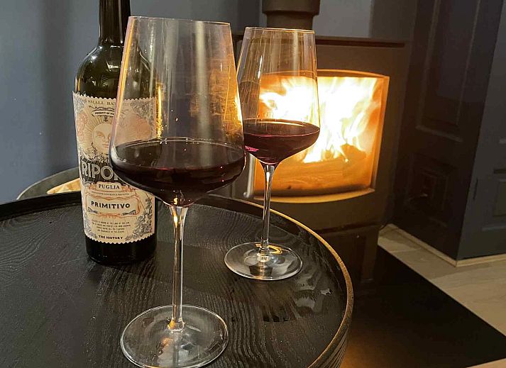 View from the window of vacation home DG1292 in Doesburg, Achterhoek, with historic roofs.