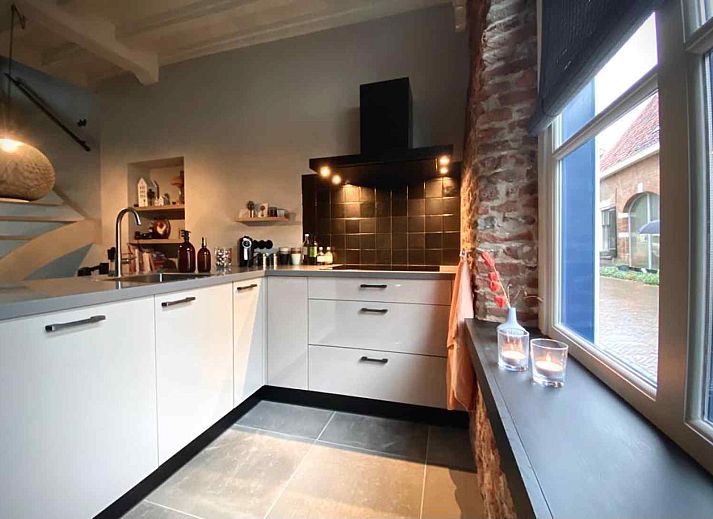 View from the window of vacation home DG1292 in Doesburg, Achterhoek, with historic roofs.