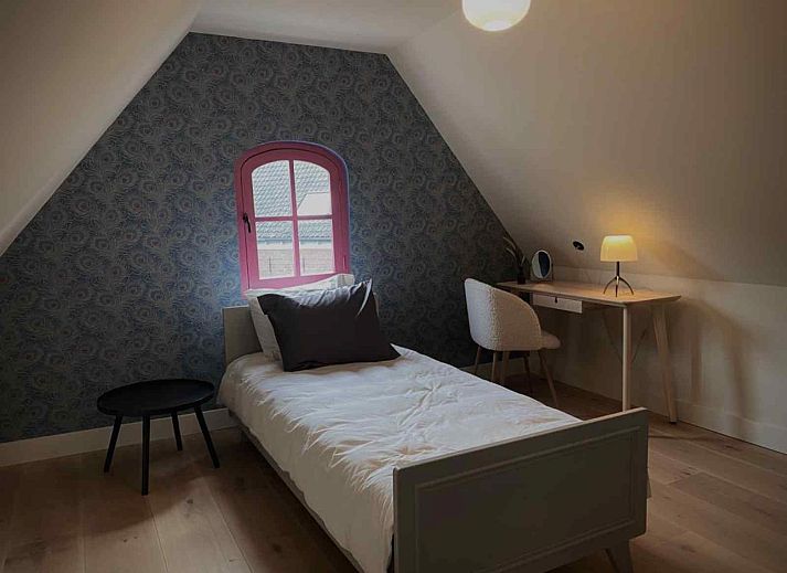 Cozy fireplace with wine in vacation home DG1292 in Doesburg, Achterhoek, for relaxation.