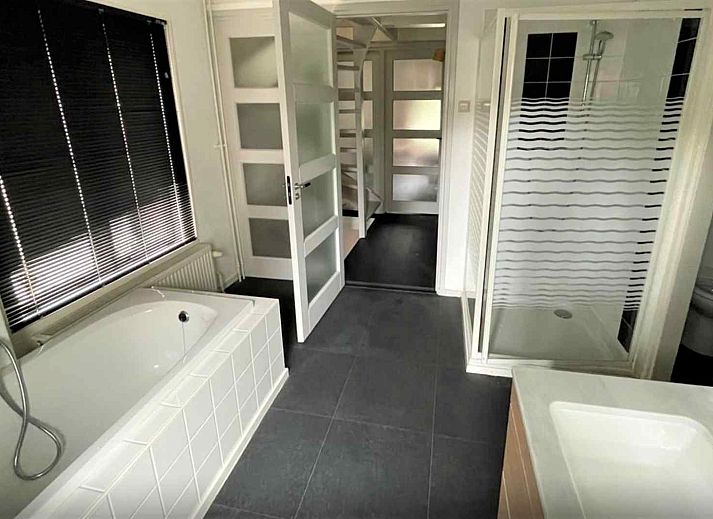 Cozy fireplace with wine in vacation home DG1292 in Doesburg, Achterhoek, for relaxation.