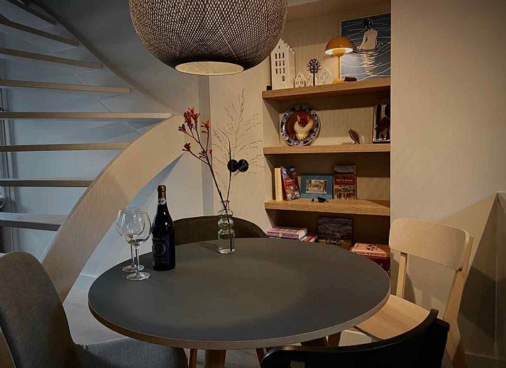 Cozy fireplace with wine in vacation home DG1292 in Doesburg, Achterhoek, for relaxation.