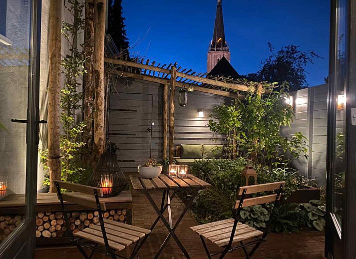 Cozy fireplace with wine in vacation home DG1292 in Doesburg, Achterhoek, for relaxation.