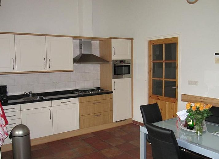 Blick auf die gruene Landschaft rund um das Ferienhaus in Didam, einem ruhigen Ort in Achterhoek, Gelderland.