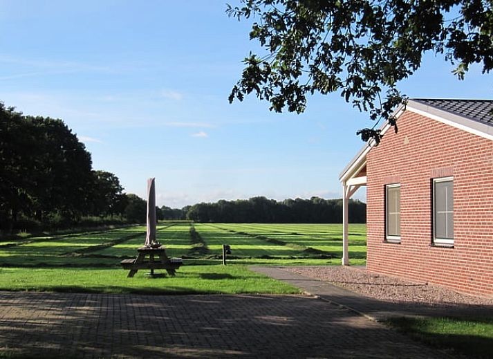 Gemuetliches Wohnzimmer im Ferienhaus in Didam mit Blick auf die Natur der Region Achterhoek, ideal zum Entspannen.