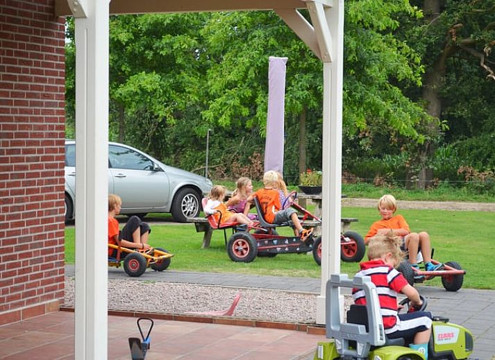 Gemuetliches Wohnzimmer im Ferienhaus in Didam mit Blick auf die Natur der Region Achterhoek, ideal zum Entspannen.