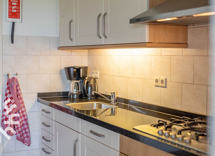 Picnic table and playground at DG025 vacation home in Didam, Achterhoek.