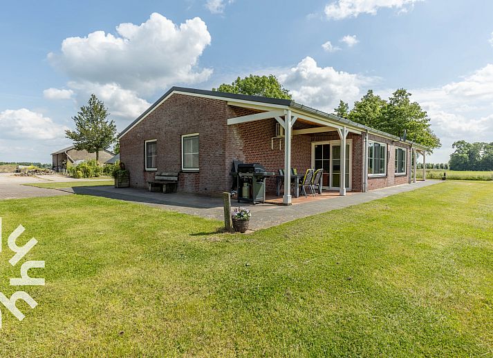 View of vast fields from DG025 vacation home in Gelderland.