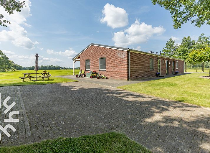 View of vast fields from DG025 vacation home in Gelderland.