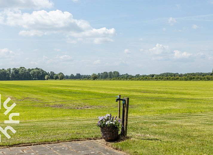 Modern bathroom in DG025 vacation home, Didam, with bathtub and sink.