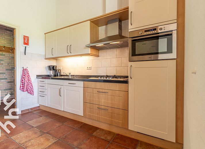 Modern bathroom in DG025 vacation home, Didam, with bathtub and sink.