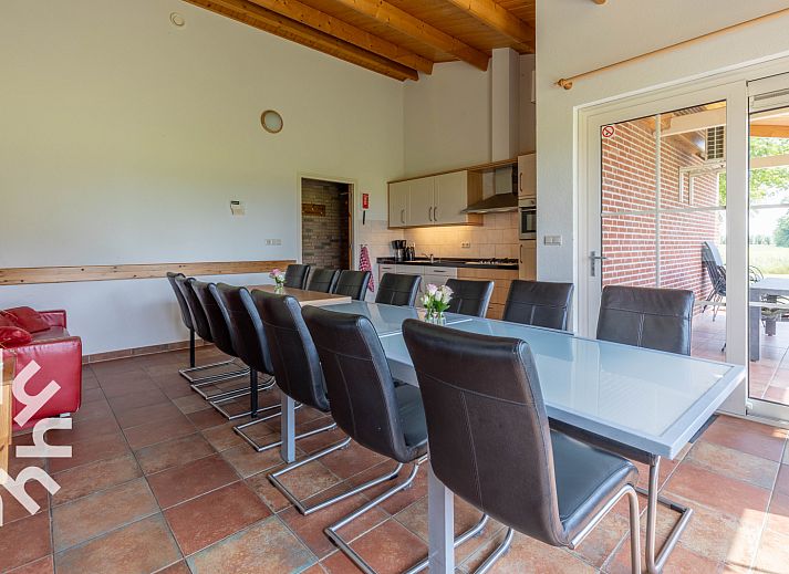 Modern bathroom in DG025 vacation home, Didam, with bathtub and sink.