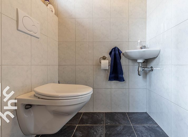 Modern bathroom in DG025 vacation home, Didam, with bathtub and sink.