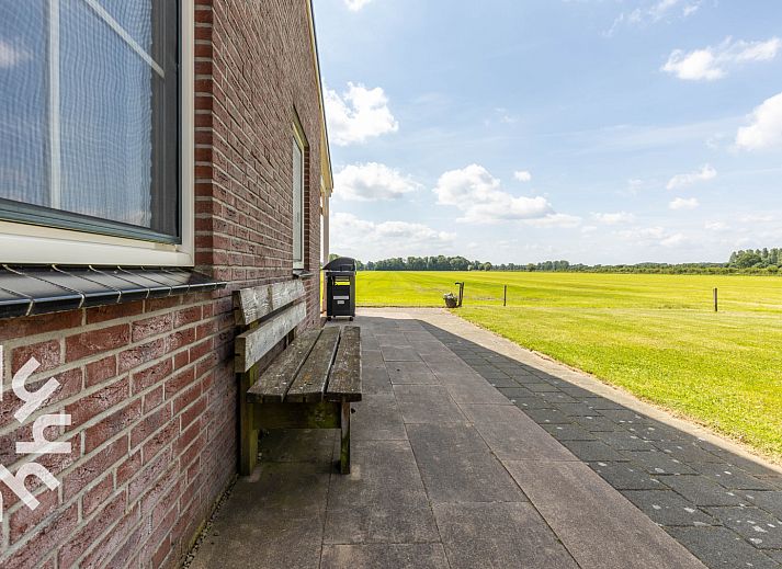 Dining room with long table in DG025 vacation home, Didam, Gelderland.