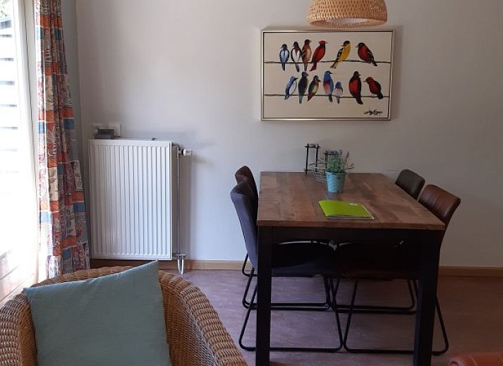 Buitenzijde van vakantiehuis Meyboske 2 in Silvolde, Achterhoek met zonnig terras en groene omgeving.