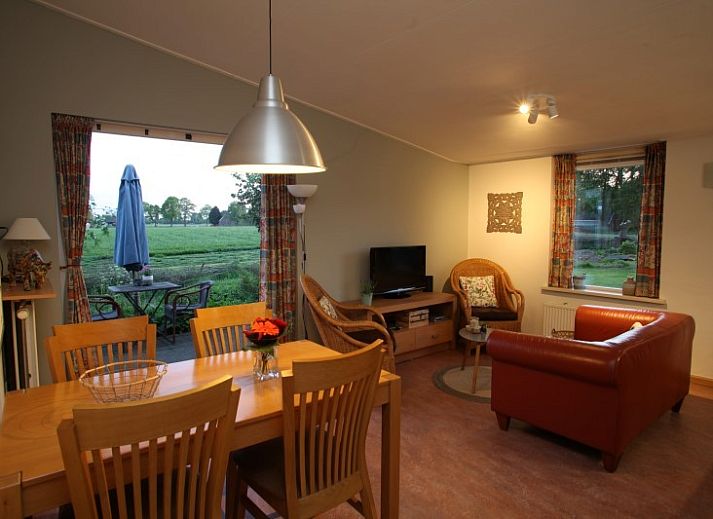 Buitenzijde van vakantiehuis Meyboske 2 in Silvolde, Achterhoek met zonnig terras en groene omgeving.