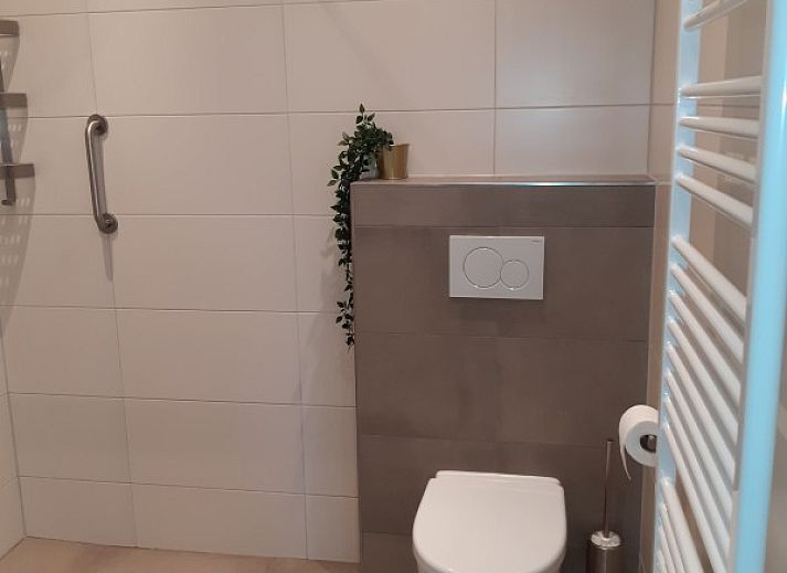 Gezellige woonkamer van Meyboske 2 vakantiehuis in Silvolde, Achterhoek met comfortabele zithoek en televisie.