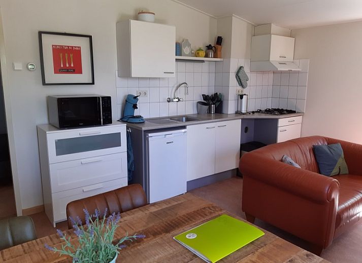 Gezellige woonkamer van Meyboske 2 vakantiehuis in Silvolde, Achterhoek met comfortabele zithoek en televisie.