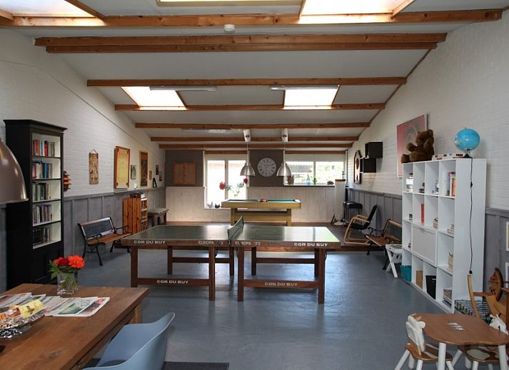 Eethoek in Meyboske 2 vakantiehuis, Silvolde, Achterhoek met stijlvolle inrichting en kunst aan de muur.