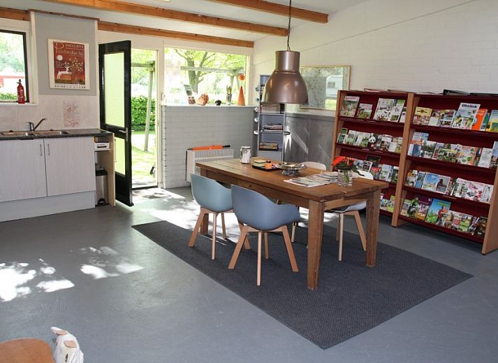 Eethoek in Meyboske 2 vakantiehuis, Silvolde, Achterhoek met stijlvolle inrichting en kunst aan de muur.