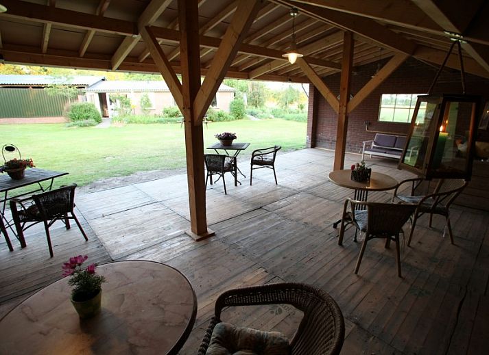 Eethoek in Meyboske 2 vakantiehuis, Silvolde, Achterhoek met stijlvolle inrichting en kunst aan de muur.