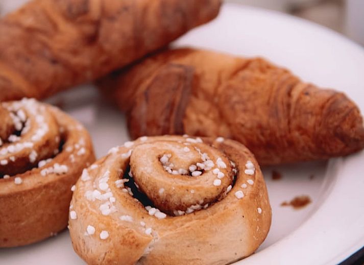 Gezellige veranda bij Vakantiehuisje in Haarlo, Achterhoek, Gelderland met houten stoelen en sfeervolle verlichting.
