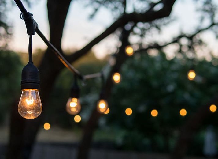 Genieten van de hot tub bij Vakantiehuisje in Haarlo, Achterhoek, Gelderland met uitzicht op de avondlucht.