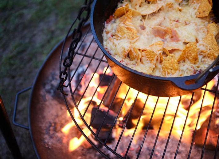 Genieten van de hot tub bij Vakantiehuisje in Haarlo, Achterhoek, Gelderland met uitzicht op de avondlucht.
