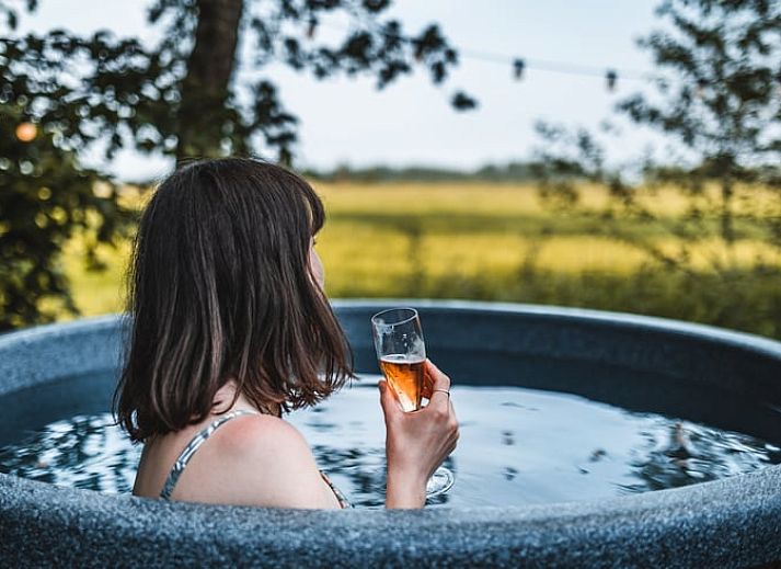 Sterrenhemel boven kampvuur bij Vakantiehuisje in Haarlo, Achterhoek, Gelderland voor een magische avond.