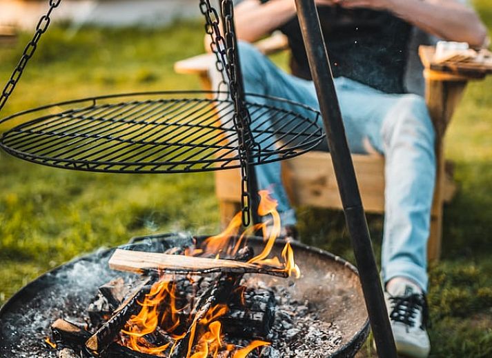 Warme chocolademelk en marshmallows bij kampvuur in Vakantiehuisje in Haarlo, Achterhoek, Gelderland.