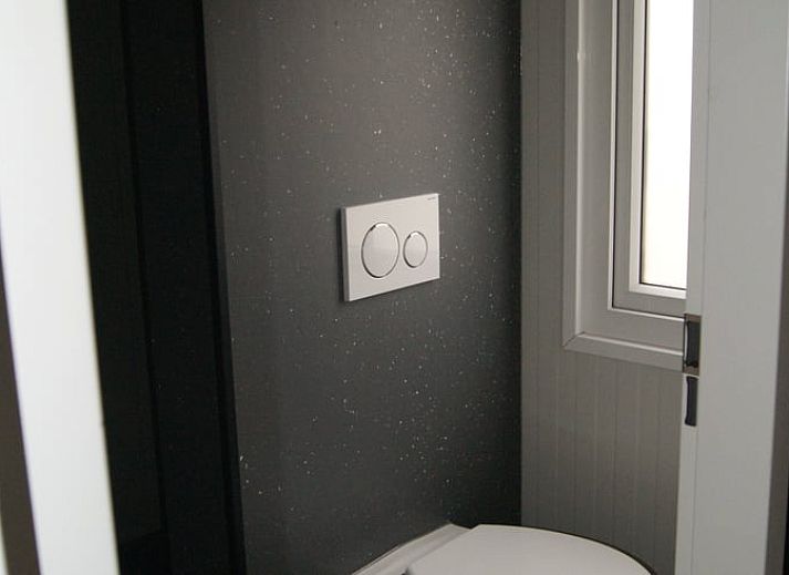 Outdoor terrace with sunshade at Cottage in Zutphen, vacation home in Achterhoek, Gelderland.