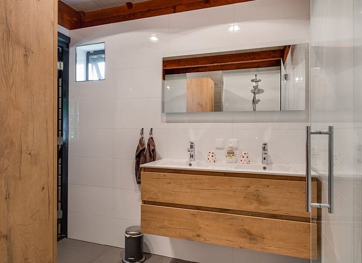 Gruener Garten im Ferienhaus in Zutphen, Achterhoek, mit Blumenbeeten und einem rustikalen Look in Gelderland.