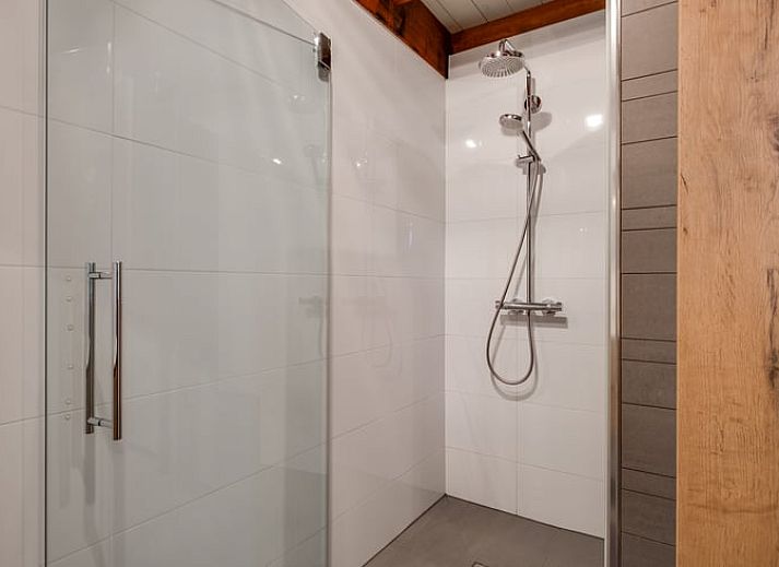 Gruener Garten im Ferienhaus in Zutphen, Achterhoek, mit Blumenbeeten und einem rustikalen Look in Gelderland.