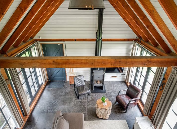 Gruener Garten im Ferienhaus in Zutphen, Achterhoek, mit Blumenbeeten und einem rustikalen Look in Gelderland.