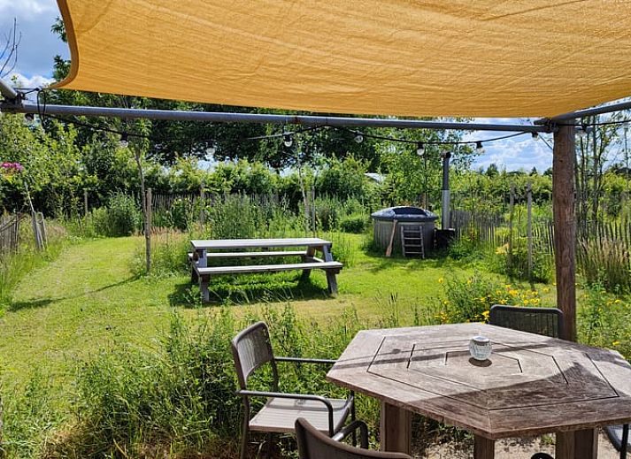 Outdoor terrace of cottage in Zutphen, Gelderland, surrounded by nature.
