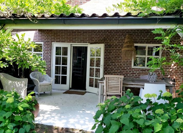 Geniessen Sie die Ruhe auf der Terrasse des Ferienhauses in Geesteren, das sich in Achterhoek, Gelderland befindet.