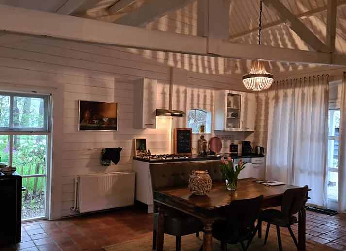 Entspannen Sie sich auf der Veranda des Ferienhauses in Geesteren, umgeben von ueppigem Gruen in der Region Achterhoek.