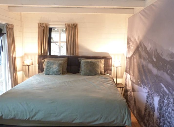 Entspannen Sie sich auf der Veranda des Ferienhauses in Geesteren, umgeben von ueppigem Gruen in der Region Achterhoek.