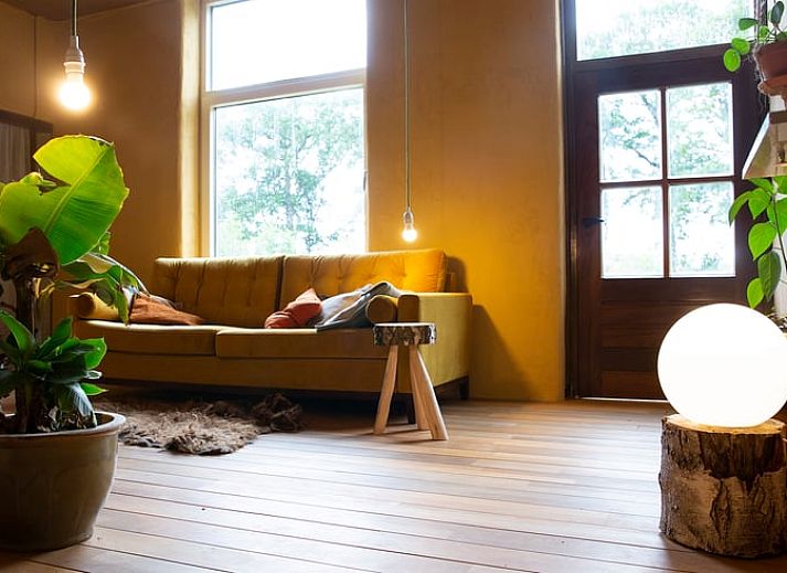 Huisje in Geesteren, vakantiehuis in Achterhoek, Gelderland omringd door bloemen en natuur.