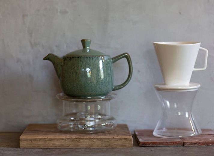 Rustgevende omgeving van Huisje in Geesteren, vakantiehuis in Achterhoek, Gelderland met weelderige bomen.