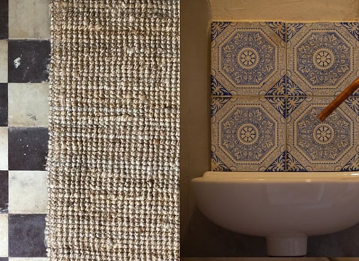 Sfeervolle slaapkamer in Huisje in Geesteren, vakantiehuis in Achterhoek, Gelderland met houten bed.