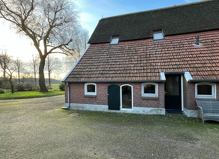 Charmantes Ferienhaus in Geesteren, gelegen in der malerischen Region Achterhoek in Gelderland, mit authentischer Bauernhof-Fassade und ruhiger Umgebung.