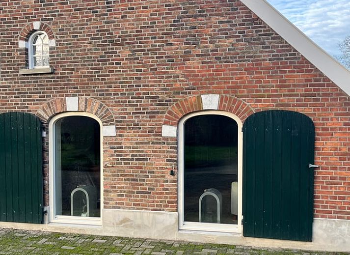 Charmantes Ferienhaus in Geesteren, gelegen in der malerischen Region Achterhoek in Gelderland, mit authentischer Bauernhof-Fassade und ruhiger Umgebung.