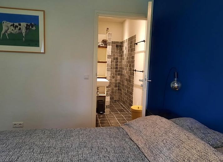 Gemuetlicher Innenbereich des Ferienhauses in Vorden, Achterhoek, Gelderland, mit viel Licht und einem rustikalen Essbereich.