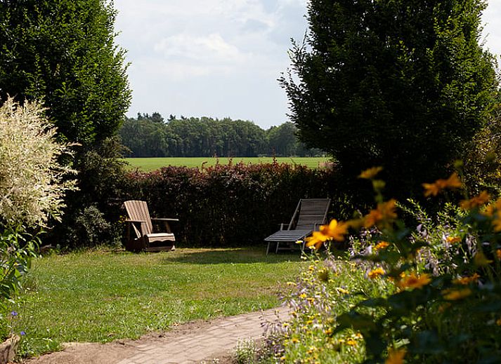 Gemuetlicher Innenbereich des Ferienhauses in Vorden, Achterhoek, Gelderland, mit viel Licht und einem rustikalen Essbereich.