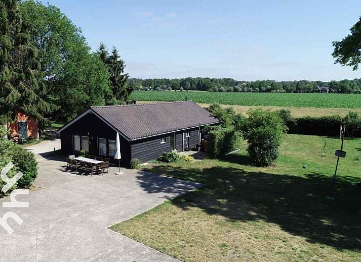 Luftaufnahme des Ferienhauses DG126 in Vorden, Achterhoek, Gelderland mit Blick auf gruene Felder.