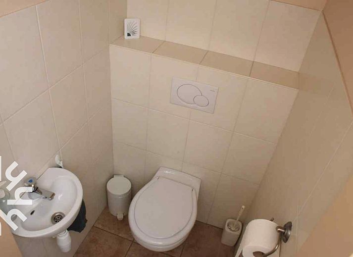 Luftaufnahme des Ferienhauses DG126 in Vorden, Achterhoek, Gelderland mit Blick auf gruene Felder.