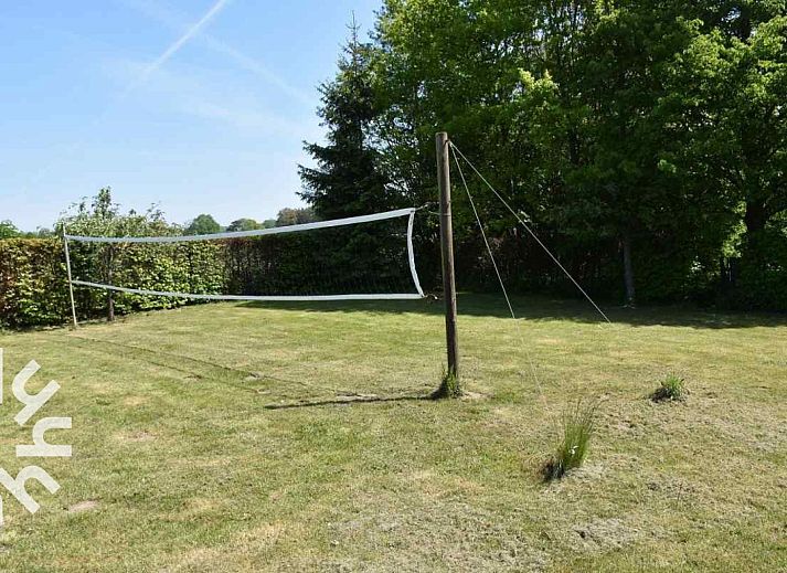 Luftaufnahme des Ferienhauses DG126 in Vorden, Achterhoek, Gelderland mit Blick auf gruene Felder.
